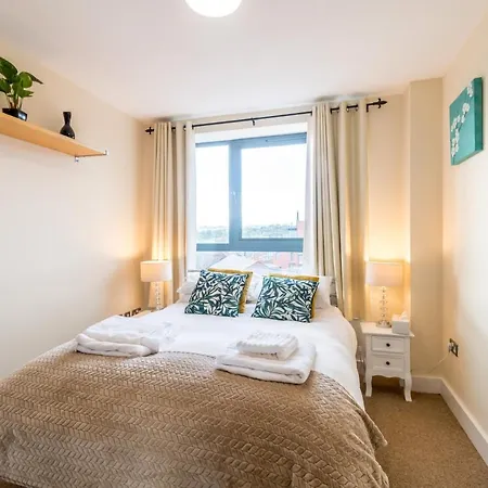 Spacious 2 Bed, 2 Bath, Free Parking & Wifi