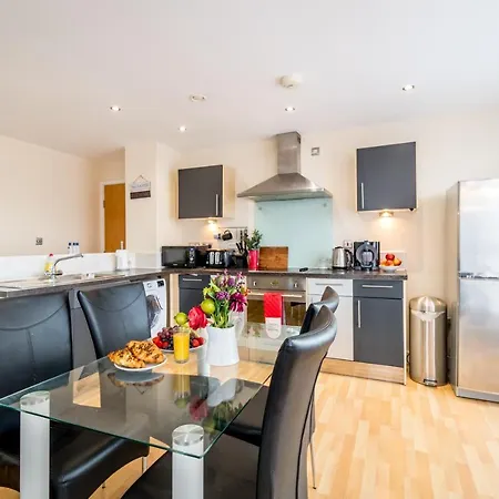 Apartment Spacious 2 Bed, 2 Bath, Free Parking & Wifi